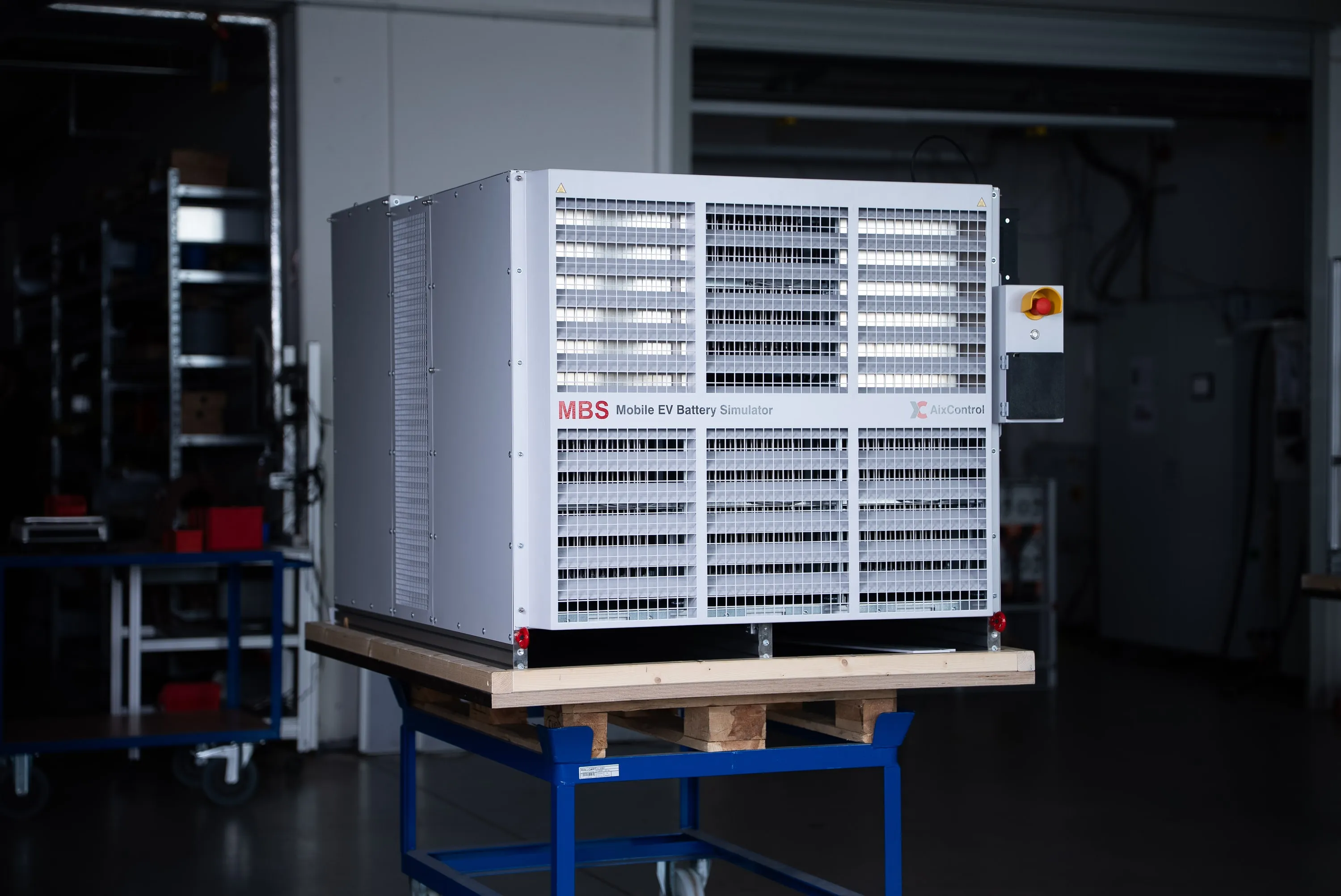 Mobiler Batteriesimulator im Heck eines Transporters an einer DC-Ladesäule
